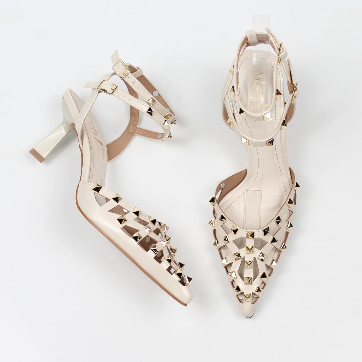 Scarpin Slingback Off White Salto Médio Tiras Tacha Dourada
