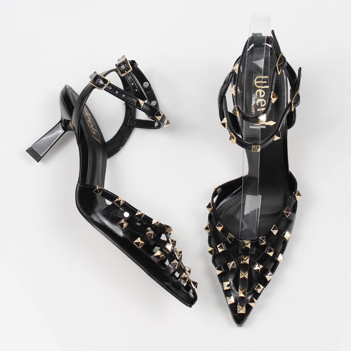 Scarpin Slingback WK Preto Salto Médio Tiras Tachas Dourada