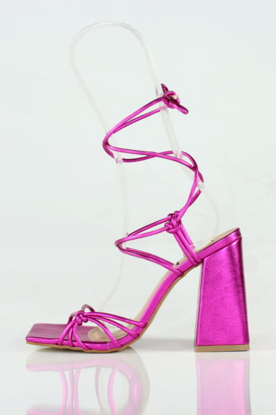 Sandália Salto Grosso Tiras de Amarrar Metalizado Pink 