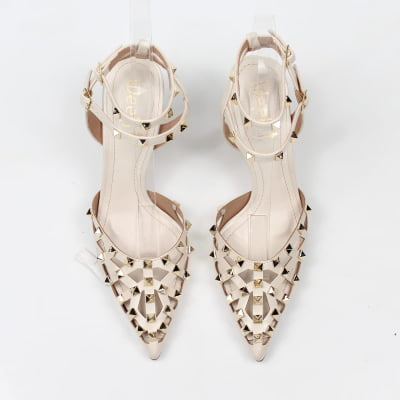 Scarpin Slingback Off White Salto Médio Tiras Tacha Dourada