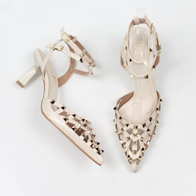 Scarpin Slingback Off White Salto Médio Tiras Tacha Dourada