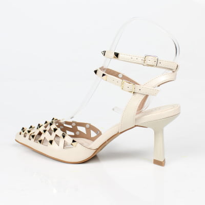 Scarpin Slingback Off White Salto Médio Tiras Tacha Dourada