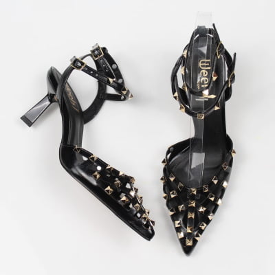 Scarpin Slingback WK Preto Salto Médio Tiras Tachas Dourada