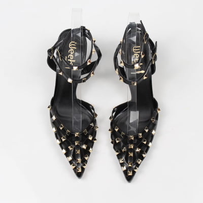 Scarpin Slingback WK Preto Salto Médio Tiras Tachas Dourada